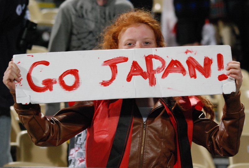 フランス戦で、手書きのメッセージを掲げ日本代表を応援していた外国人女性（写真：松本かおり）